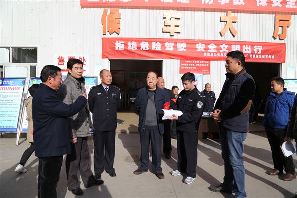12月2日,永乐街道办镇城社区组织相关单位联合对辖区内的车站、学校、超市、建筑施工场地、物业小区等重点部位进行集中安全检查。重点就消防设施、上下楼电梯、防火、防盗、用电、烟花爆竹、食品、药品等方面情况进行排查,对存在安全隐患的单位、部位落实安全防范措施,要求限期整改,消除安全隐患,夯实安全责任,落实安全措施,完善各项安全管理制度,预防各类不安全事故苗头的发生,确保社区内居民生命财产安全。
