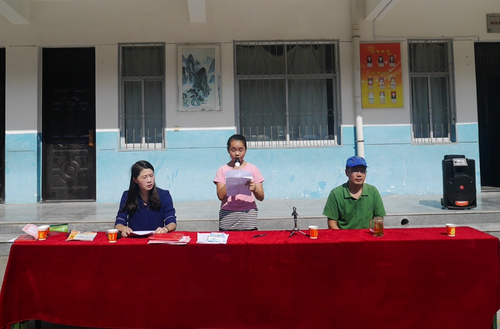 卢玲副法制邀请召开校长;家长主持了回龙镇派出所同时副校长何昊小学生v法制图片