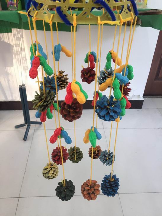 ,米粮镇中心幼儿园开展梦想风铃创意手工制作比赛。 比赛要求每位老师利用各种生活中材料来制作风铃。赛前,老师们积极认真地准备,或是查阅各种图片,或是向班级老师请教,学习氛围浓厚。两个小时的比赛时间中,大家个个精神饱满,全神贯注,充分发挥自己的聪明才智,独具匠心地利用竹子、蛋壳、松果、钥匙、青霉素瓶、贝壳等各种材料,以各具特色的艺术形式进行大胆的想象、创新,用灵巧的双手把一些不起眼的材料变成了一个个漂亮的风铃。 本次比赛,不仅为老师们提供了一个展现自我的平台,让参赛的老师们赛出了技能,展示了巧手风采,激发了