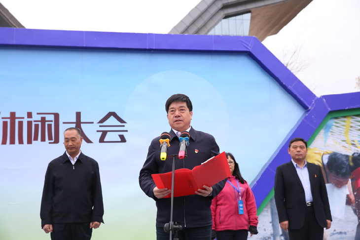 镇安政府县长贾建刚主持大会开幕式