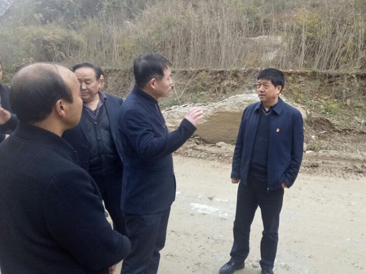 镇安县县长贾建刚到云盖寺镇水源地实地调研机械正在清河道砌河堤机械